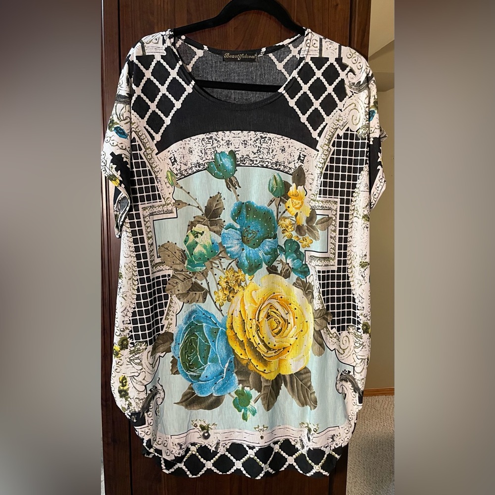 Floral XL tunic with sparkle detail and short sleeves
